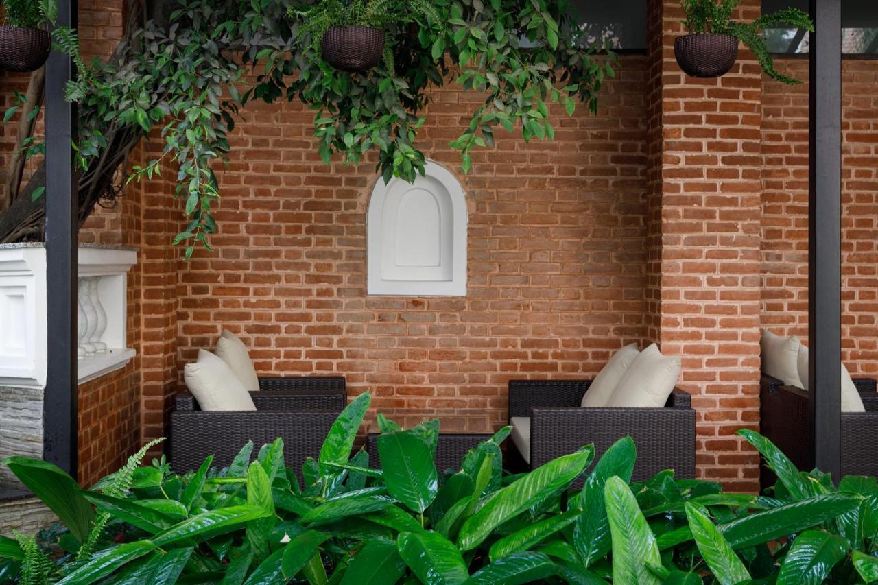 Hotel Thrive, A Tropical Courtyard Катманду Екстер'єр фото