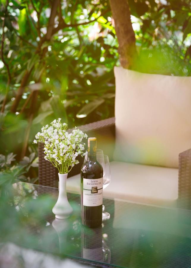Hotel Thrive, A Tropical Courtyard Катманду Екстер'єр фото