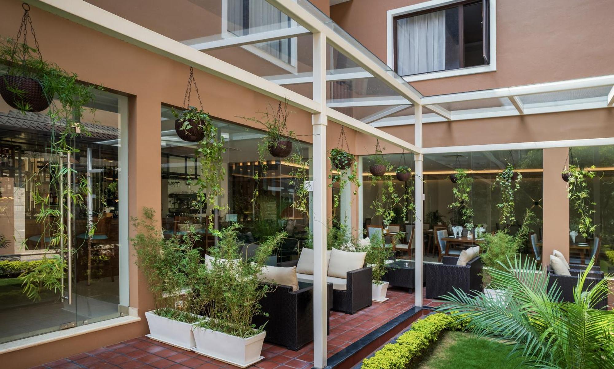 Hotel Thrive, A Tropical Courtyard Катманду Екстер'єр фото