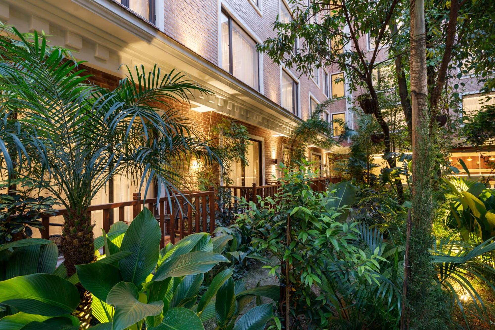 Hotel Thrive, A Tropical Courtyard Катманду Екстер'єр фото